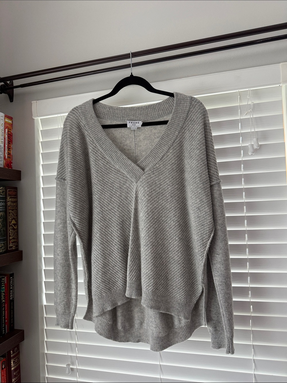 Frame Denim Light Gray V-Neck Ribbed Pullover Sweater